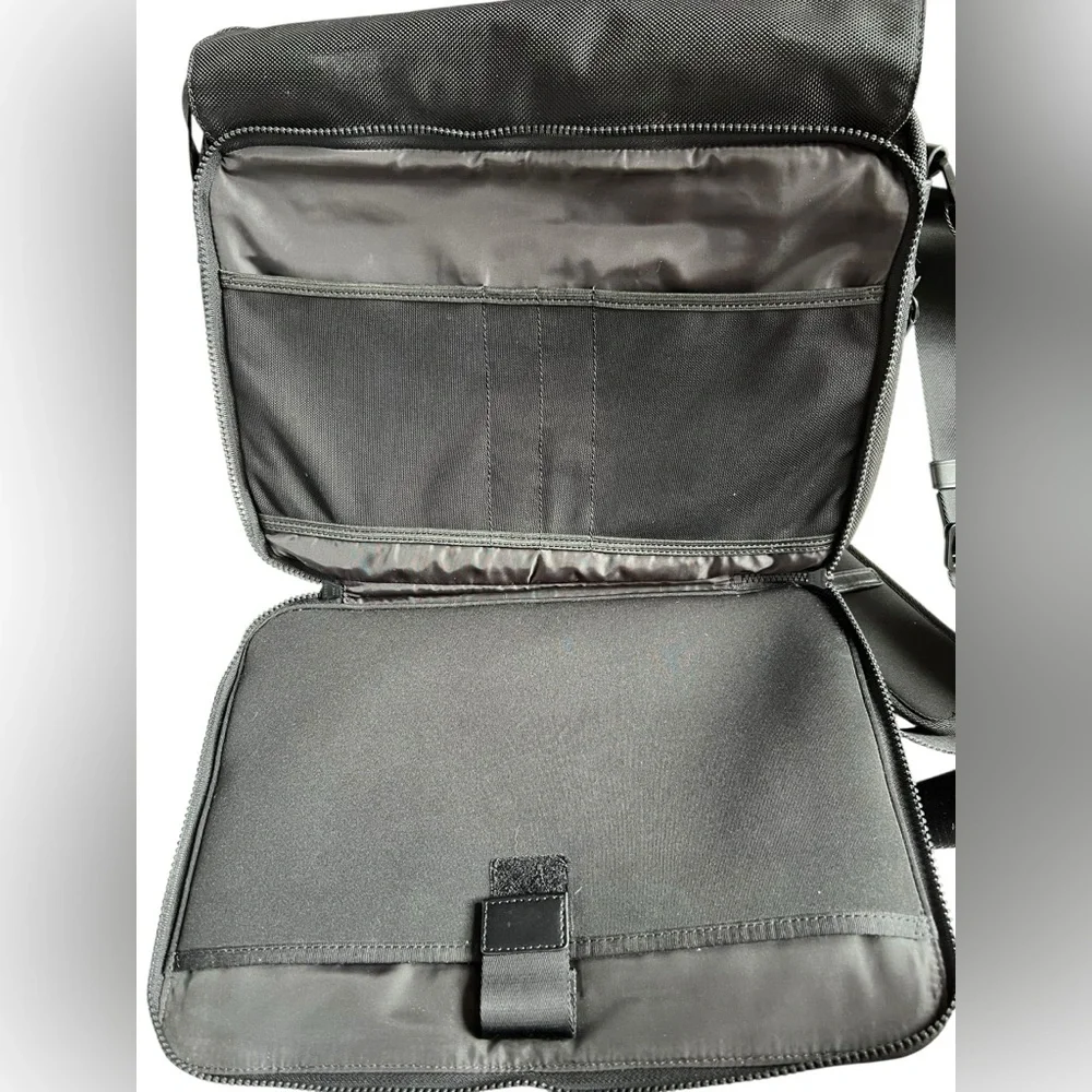 Michael Kors Kent Large Nylon Messenger Bag in Black